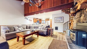 Una televisión, una chimenea, un reproductor de DVD