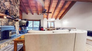 Fernseher, Kamin, DVD-Player