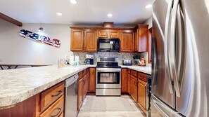 Køleskab, mikrobølgeovn, ovn, kogeplade