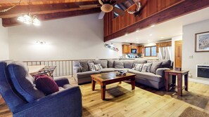 Una televisión, una chimenea, un reproductor de DVD