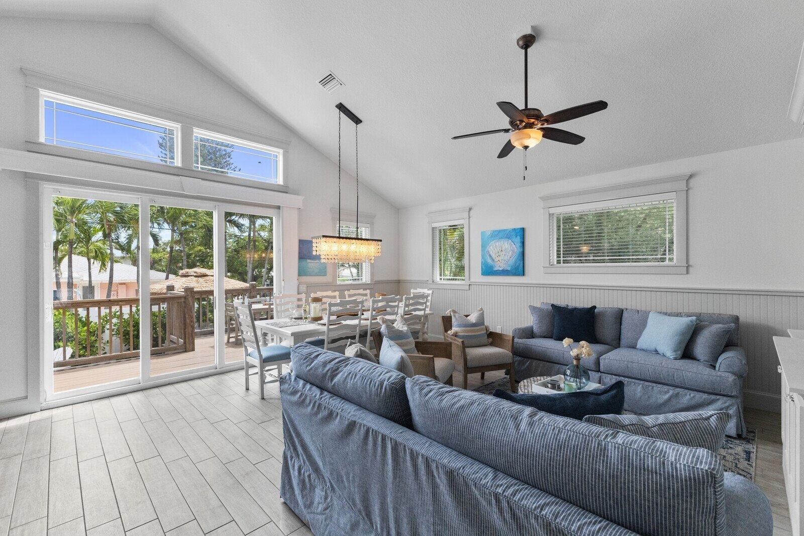 House, 5 Bedrooms | Living area | DVD player