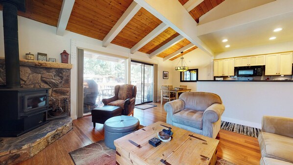 TV, fireplace - Villa De Los Pinos | Year-Round Activities, Nearby Shopping & Restaurants (Mammoth Lakes)
