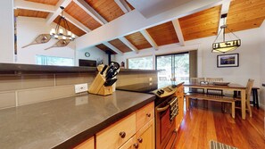 Fridge, microwave, oven, stovetop - Villa De Los Pinos | Year-Round Activities, Nearby Shopping & Restaurants (Mammoth Lakes)