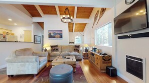 TV, fireplace - Villa De Los Pinos | Year-Round Activities, Nearby Shopping & Restaurants (Mammoth Lakes)