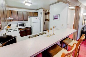 Fridge, microwave, oven, stovetop - Mammoth Ski & Racquet w/ Shared Hot Tub & Pool (Mammoth Lakes)