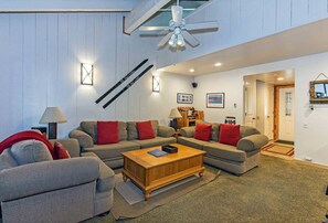 TV, fireplace, DVD player - Horizons 4 | Year-Round Outdoor Activities! (Mammoth Lakes)