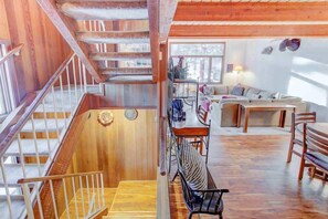 TV, fireplace - Winterset #01 Condo Near Year-Round Fun (Mammoth Lakes)