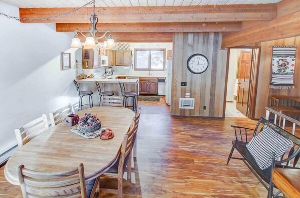 Dining - Winterset #01 Condo Near Year-Round Fun (Mammoth Lakes)