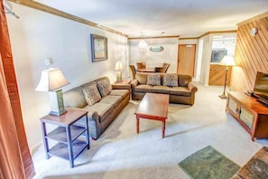 Fernseher, Kamin, DVD-Player