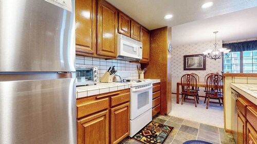 Walk to Mammoth Ski Lifts at Canyon Lodge Condo