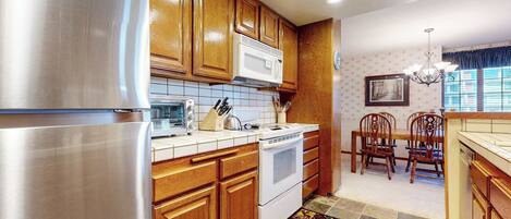 Refrigerador, microondas, horno y parrilla de estufa