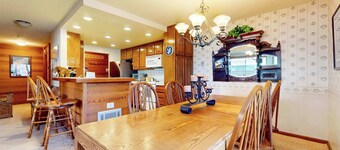 Walk to Mammoth Ski Lifts at Canyon Lodge Condo