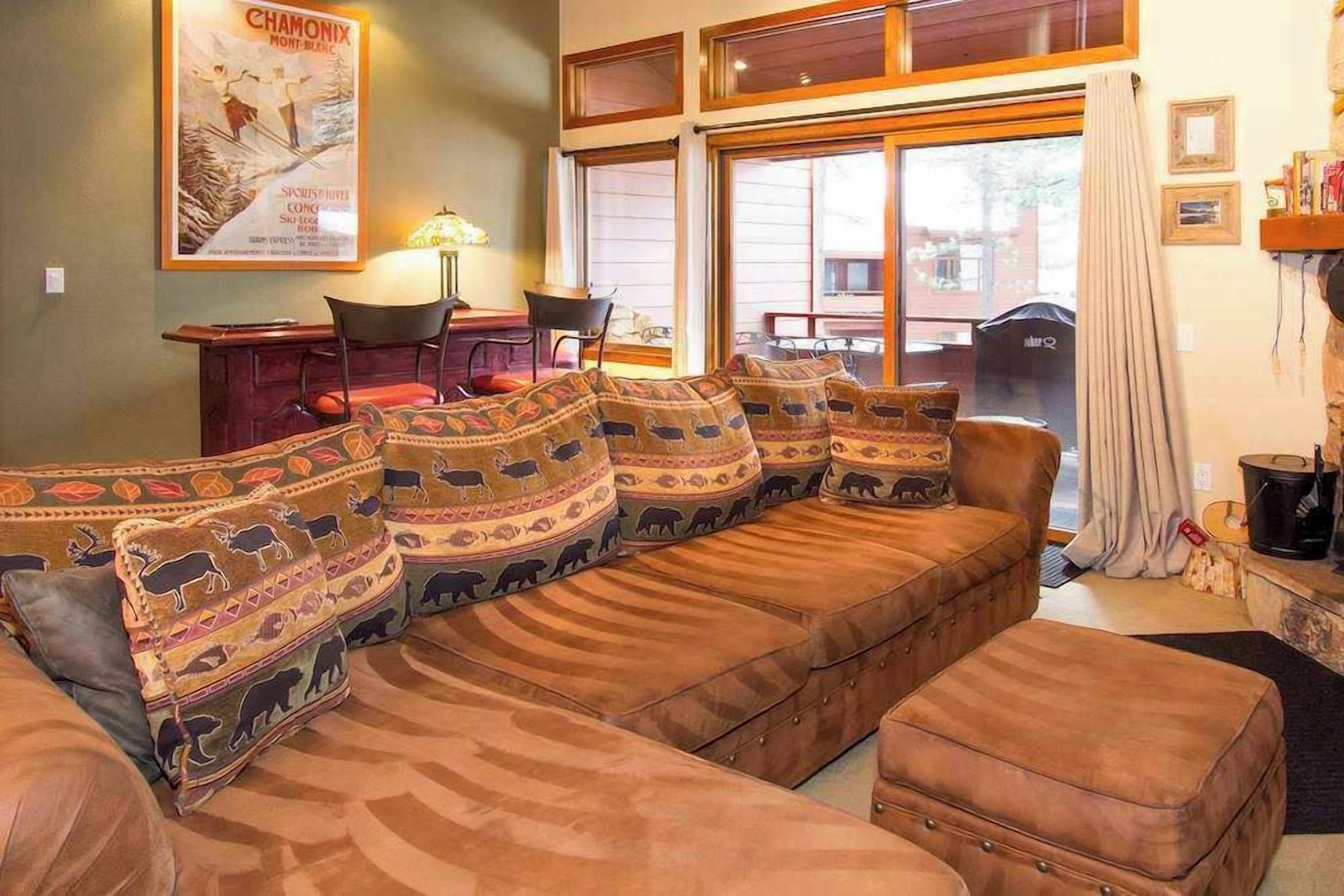 Fernseher, Kamin, DVD-Player