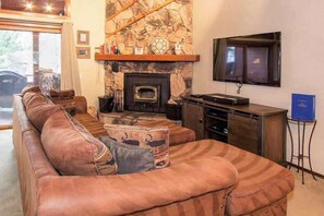 Fernseher, Kamin, DVD-Player