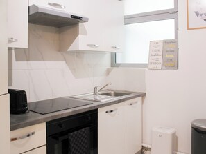 Køleskab, mikrobølgeovn, ovn, kaffe-/temaskine