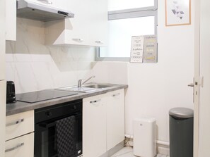 Een koelkast, een microgolfoven, een oven