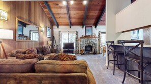 Télévision, cheminée, lecteur de DVD