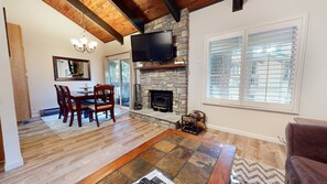 Televisión, chimenea, reproductor de DVD, futbolito