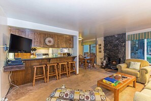 Fernseher, Kamin, Videospiele, DVD-Player