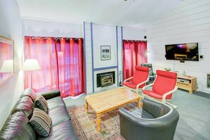 Fernseher, Kamin, DVD-Player