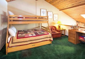 2 bedrooms, desk, WiFi, bed sheets
