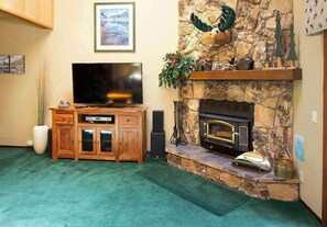 Fernseher, Kamin, DVD-Player