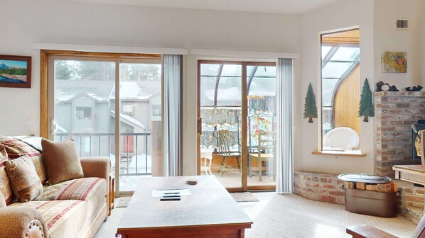 TV, offices - Serene Sierra Sanctuary – Experience Mammoth Magic (Mammoth Lakes)