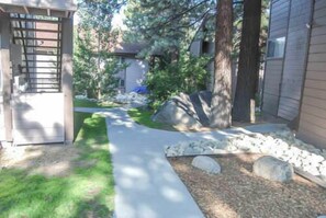 Property grounds - Sierra Manors #098 | Nearby Hike/Bike Trails (Mammoth Lakes)