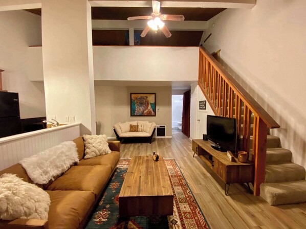 Televisie, een open haard en een dvd-speler