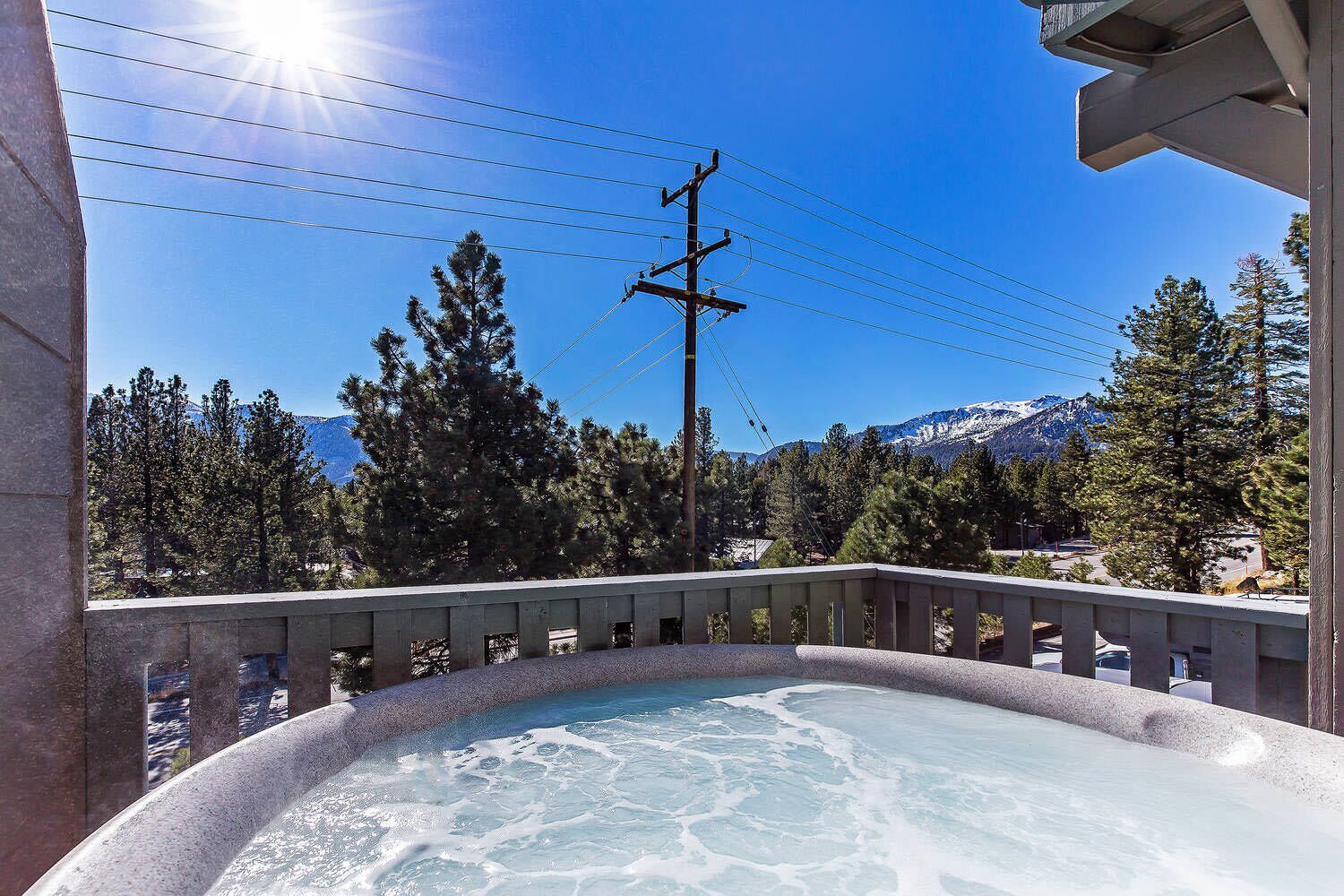 Un bain à remous avec vue sur les montagnes et les arbres.