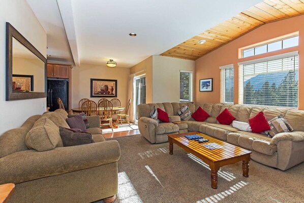 Televisie, een open haard en een dvd-speler