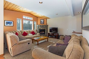 Televisie, een open haard en een dvd-speler