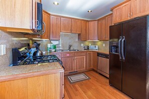 Een koelkast, een microgolfoven, een oven, een kookplaat