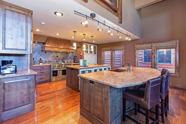 Fridge, microwave, oven, stovetop - Stonegate #02 | Luxe Condo w/ Foosball Table (Mammoth Lakes)