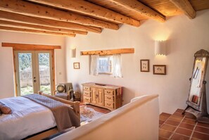 3 slaapkamers, een strijkplank/strijkijzer, gratis wifi, beddengoed