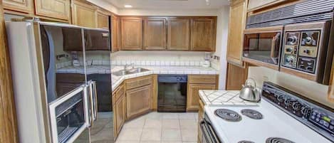 Kühlschrank, Mikrowelle, Ofen, Herdplatte