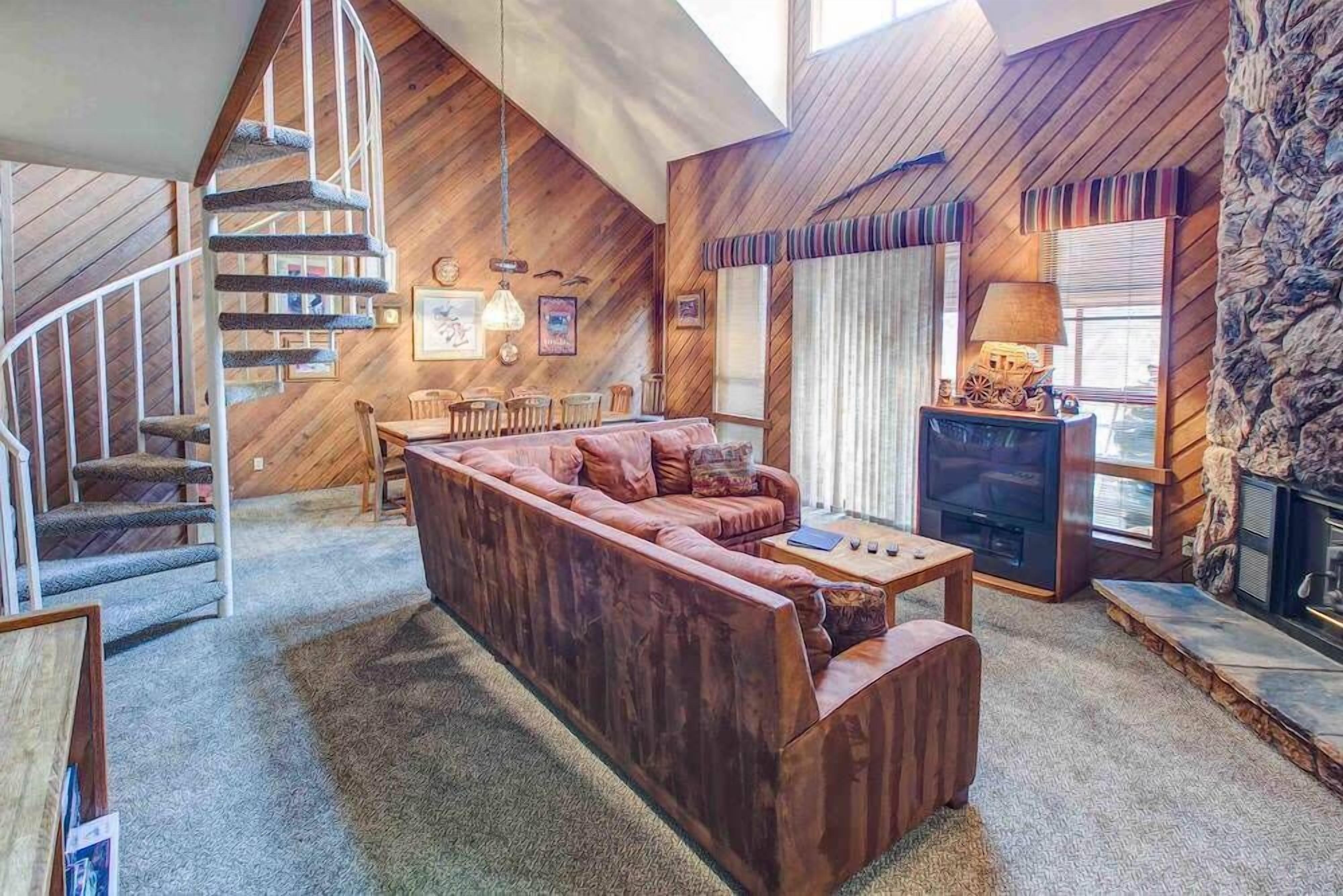 テレビ、暖炉、DVD プレーヤー