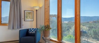 Mesa Vista Studio - Chic duplex studio with sweeping desert views and WiFi