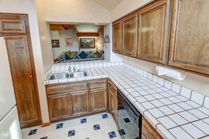 Fridge, microwave, oven, stovetop - Aspen Creek #401 | Year-Round Outdoor Activities (Mammoth Lakes)