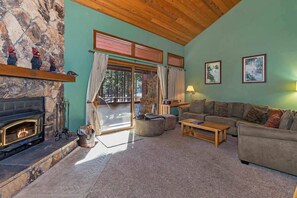 Televisie, een open haard en een dvd-speler