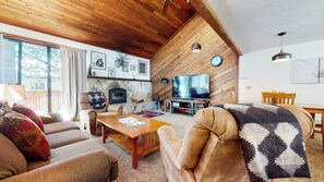 Una televisión, una chimenea, un reproductor de DVD