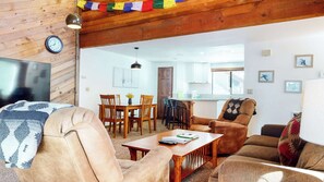 Una televisión, una chimenea, un reproductor de DVD