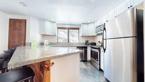 Frigorífico, microondas, horno y placa de cocina