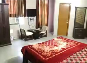 Premium Double Room, City View | Soundproofing, free WiFi, bed sheets