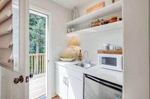 Kylskåp, mikrovågsugn, ugn och spishäll