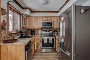 冷蔵庫、電子レンジ、オーブン、コンロ