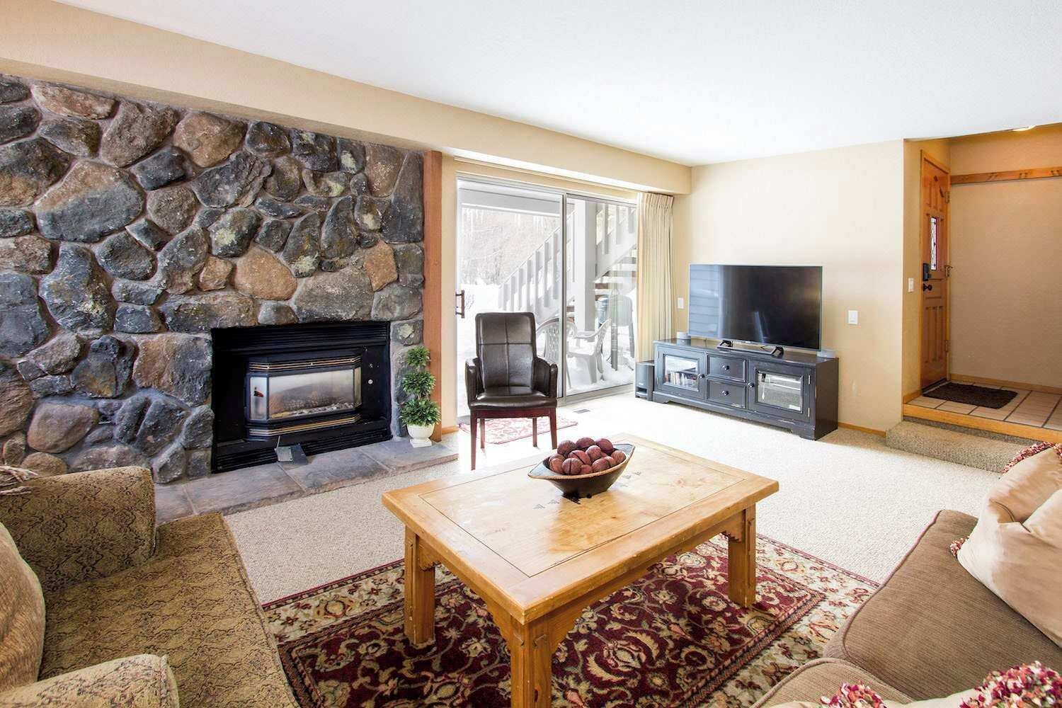 Televisión, chimenea y reproductor de DVD 