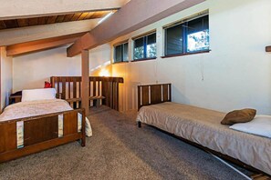 2 bedrooms, iron/ironing board, WiFi, bed sheets - Horizons 4 | Walk to Shops & Eateries! (Mammoth Lakes)