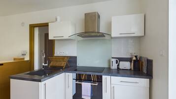 Køleskab, mikrobølgeovn, ovn, kogeplade