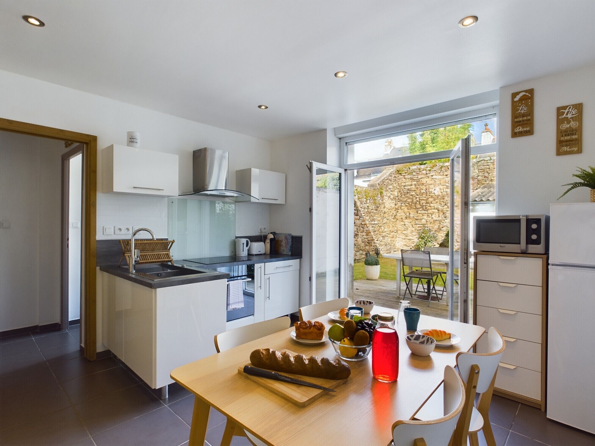 Køleskab, mikrobølgeovn, ovn, kogeplade